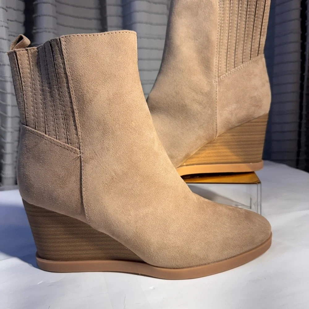 New Universal Thread Tan Suede Wedge Ankle Boots – Women’s Size 9